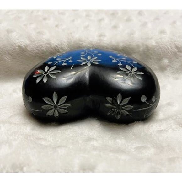 Vintage Hand Carved Heart Shaped Black Soapstone Paperweight w/White Accents - Picture 3 of 5